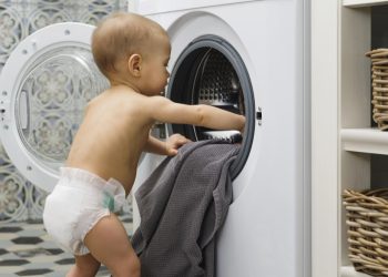 איך לנקות קיא מהספה, טושים מהקיר ואודם מהריפוד