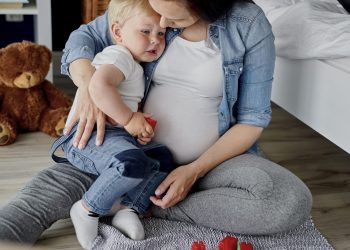 איך להסתדר עם פעוט קטן בבית בזמן בחילות הריון